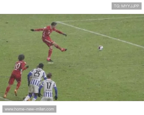 拜仁莱万点球再次稳稳送入球网带队领先